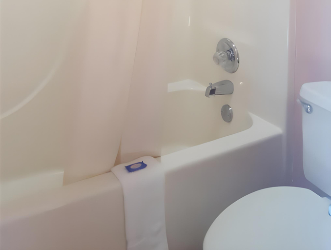Bathroom 4, Budget Inn Siloam Springs, Benton