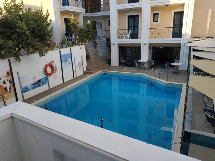Sport & Beauty 3, Small Apartment For 3 Pers 70meters From The Beach, Crete