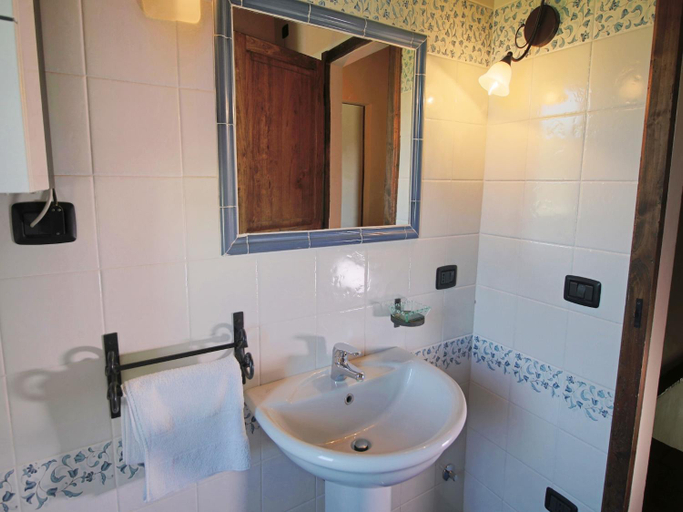 Bathroom 3, Apartment on farm amidst the Umbrian hills, Perugia