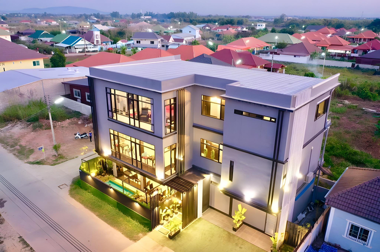 Exterior & Views