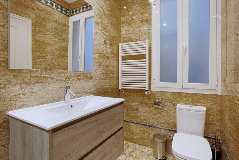 Bathroom 5, Big Apartment 2 Bedrooms & 2 Bathrooms. Chamberí, Madrid