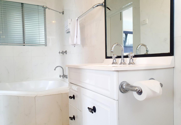Bathroom 3, Oceanside Hawks Nest, Great Lakes