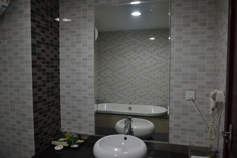 Bathroom 5, Kololo Courts Hotel And Restaurant, Kampala