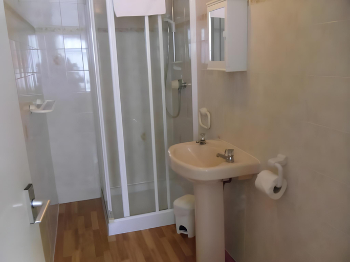 Bathroom 4, The Beaucliffe, Blackpool