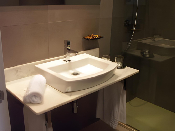 Bathroom 4, Hotel Ortuella, Vizcaya