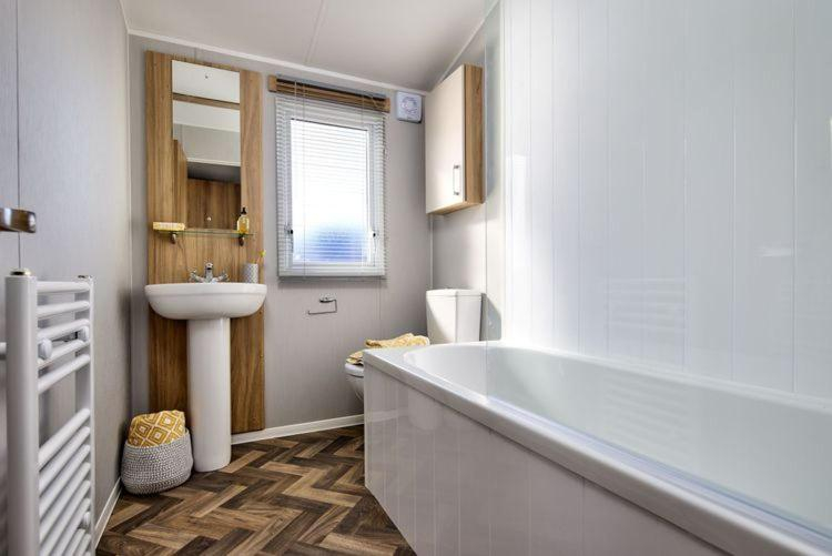 Bathroom 3, Sycamore Farm Park, Lincolnshire