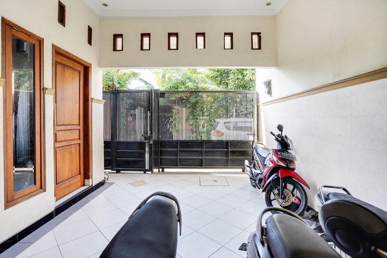 Exterior & Views 1, OYO Life 91893 Kost Jeje Syariah, Surabaya