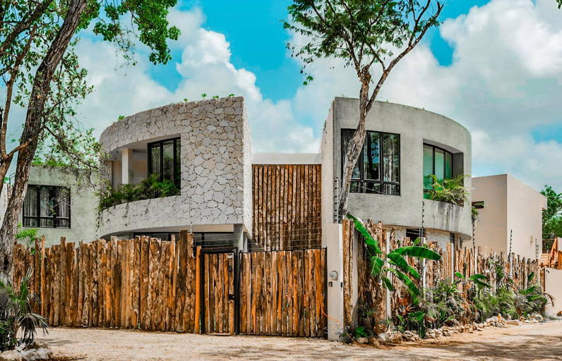 Exterior & Views