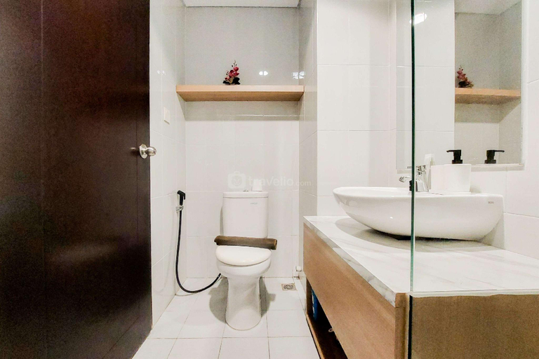 Bathroom 3, Good Deal Studio at Casa de Parco Apt By Travelio, Tangerang