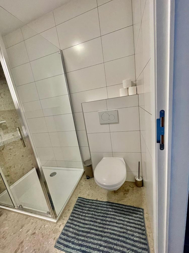 Bathroom 3, OneLuxStay near Fashion District, Antwerpen