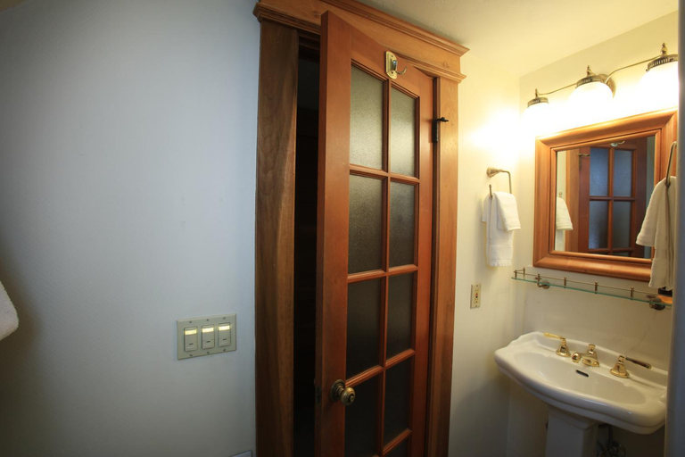 Bathroom 4, The Charles Pacific Grove - Artfully Designed Inclusive Inn, Monterey