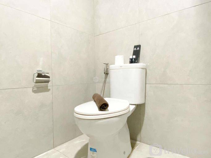 Bathroom, Modern Look Studio at Pollux Chadstone By Travelio, Cikarang