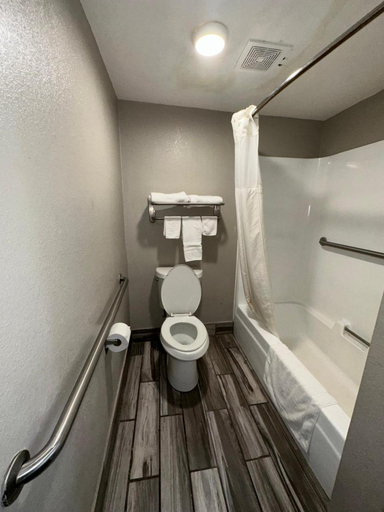 Bathroom 4, JAMESON INN WINDER, Barrow