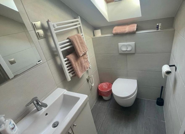 Bathroom 4, Tenisz Apartman, Gyál