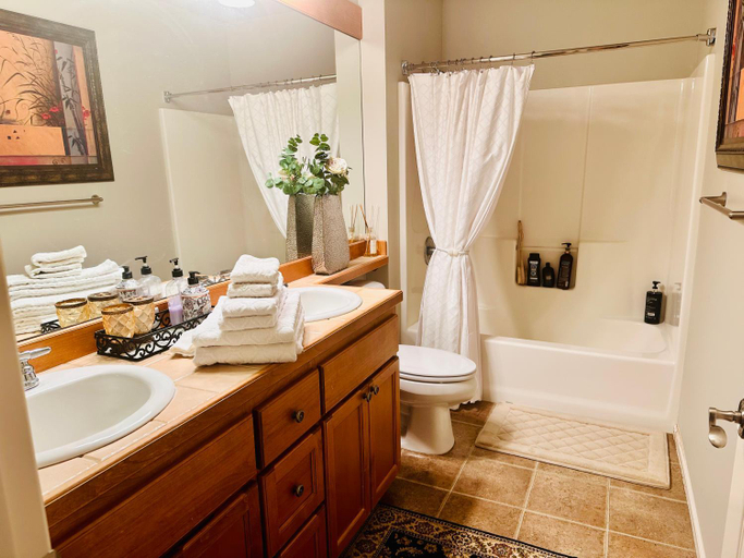 Bathroom 3, The Elegant & Cozy Retreat, King
