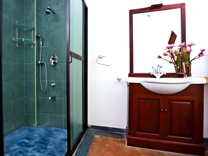 Bathroom 4, Thalpe Walawwa Heritage Villa, Akmeemana