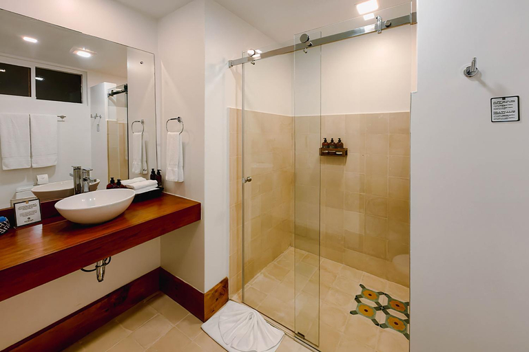 Bathroom 3, Monteverde Villa Lodge, Puntarenas