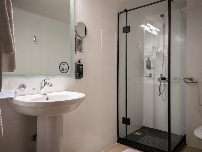 Bathroom 5, ibis Styles Pitesti Arges, Pitesti