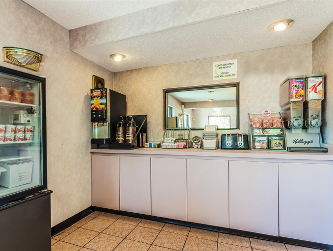Food & Drinks 5, Super 8 by Wyndham Stockbridge, Henry