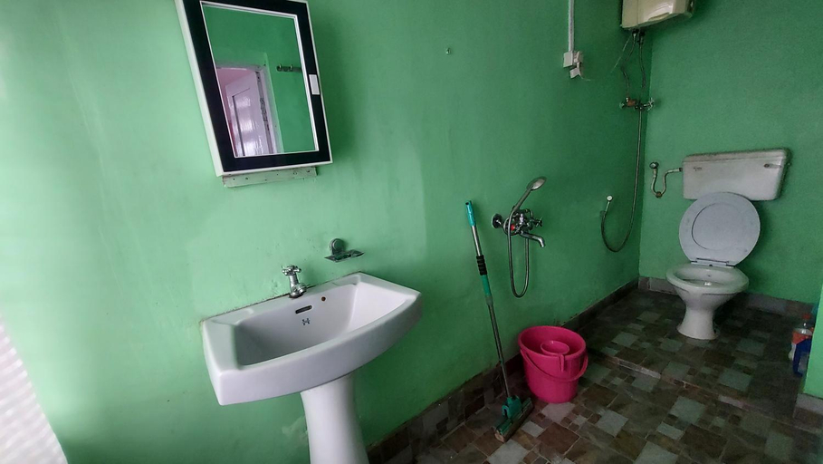 Bathroom 2, Vajra Kunj Homestay, Darjiling