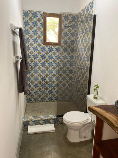 Bathroom 3, Todo Bien Nicaragua, Tola