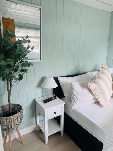 Bedroom 2, Bay View shepherds hut with hot tub, Gwynedd