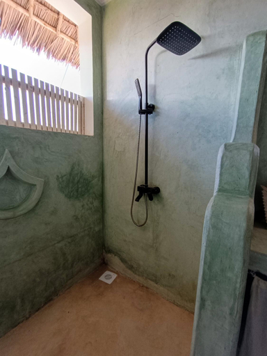 Bathroom 2, Mgongo tree house, Kusini