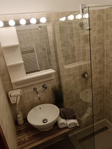 Bathroom 4, My Home Wellness Apartmanok, Hajdúszoboszló