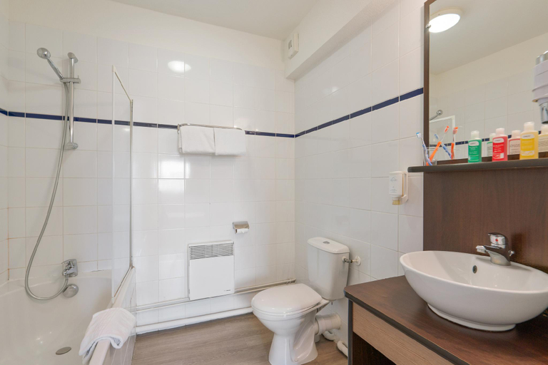 Bathroom 4, Zenitude Hotel-Residences Beziers Centre, Hérault