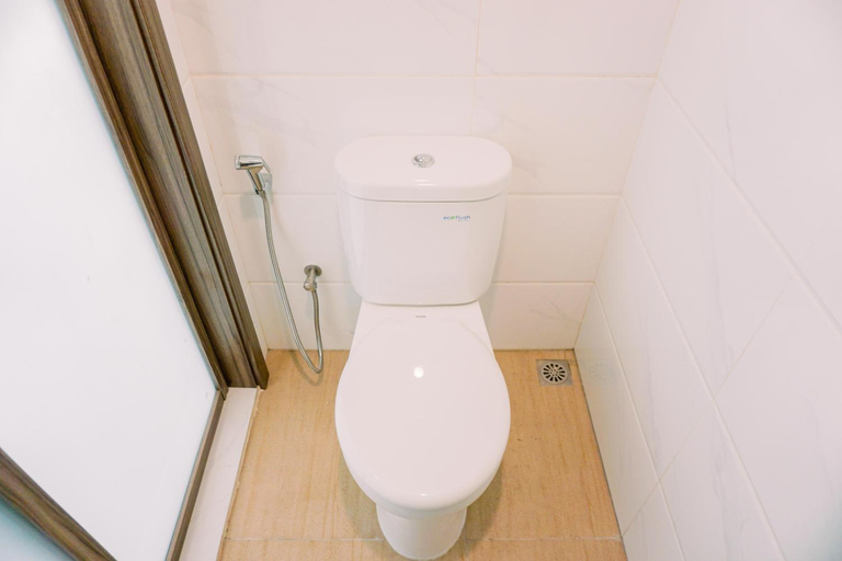 Bathroom 3, Strategic Studio Sky House Alam Sutera By Travelio, Tangerang