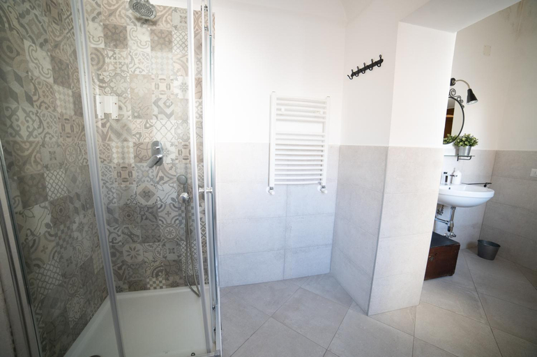 Bathroom 4, Donna Elena, Foggia