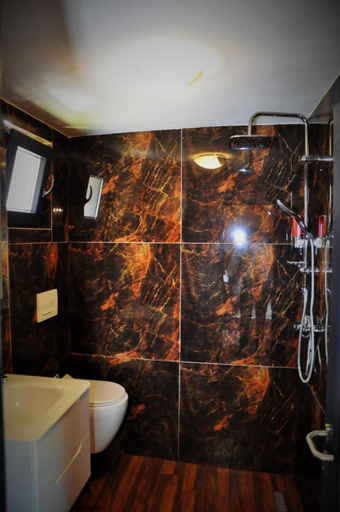 Bathroom 3, Bujtinat Lisa, Peć