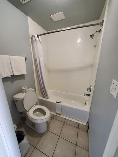 Bathroom 4, Deluxe Inn And Suites, Willacy