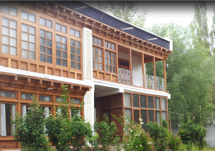 Exterior & Views