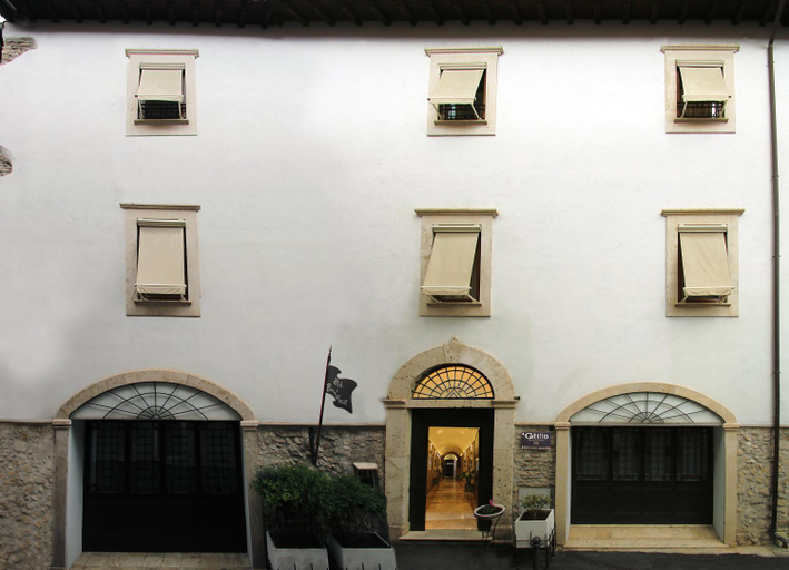 Exterior & Views