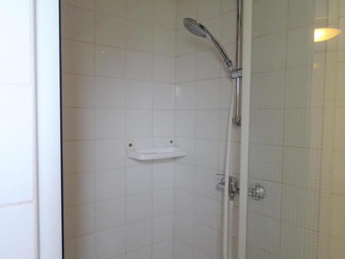 Bathroom 4, House in Brittany near Coastal Hiking Trail, Finistère