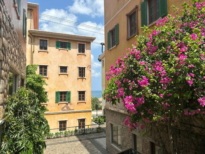 Exterior & Views