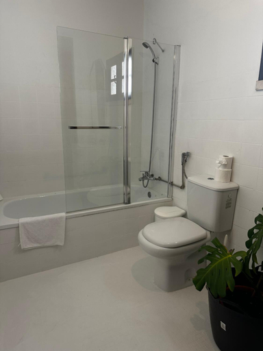 Bathroom, Nina's Stay Hostel, Almada