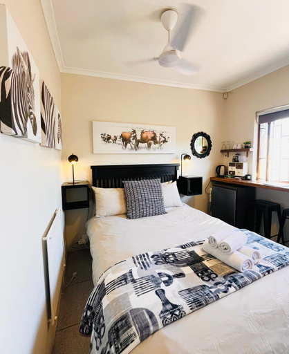 Bedroom 3, Dolphin Circle Bed and Breakfast, Eden