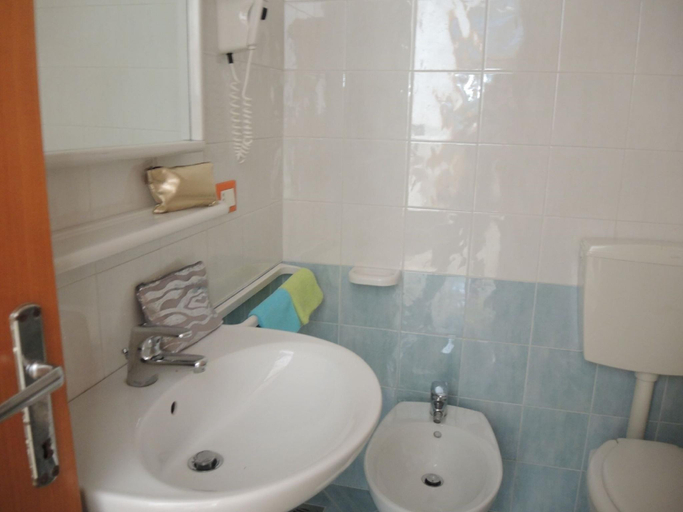 Bathroom 2, Wonderful Apartment with terrace in Great Location, Venezia