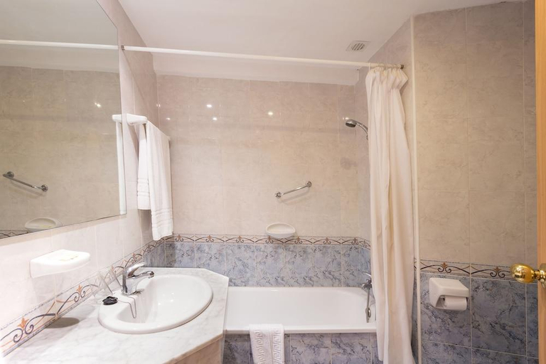 Bathroom 4, Medplaya Hotel Balmoral, Málaga