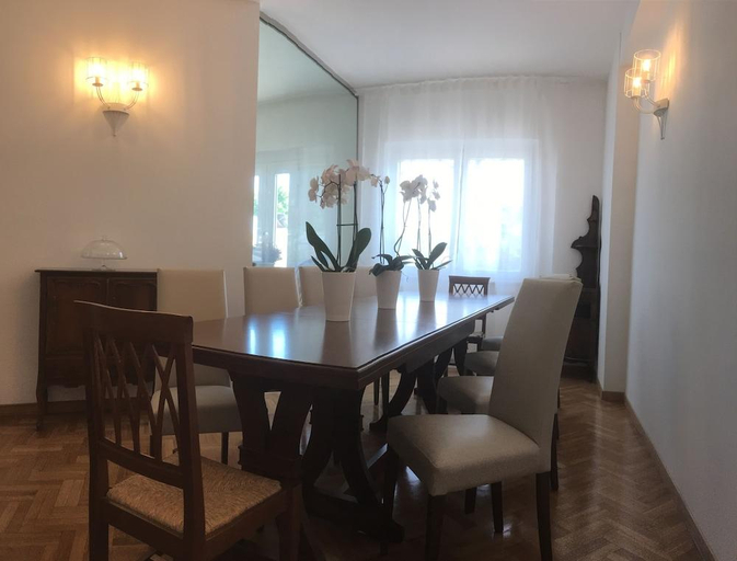 Others 4, Robin Rooms, Fermo