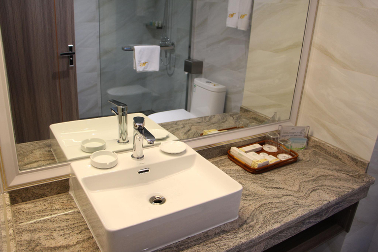 Bathroom 4, IU Hotel Zhanjiang Haibin Park Seaview Corridor, Zhanjiang