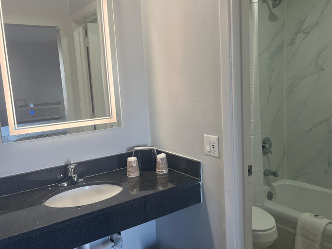 Bathroom 4, スタジオ 6 デュマス, テキサス, Moore