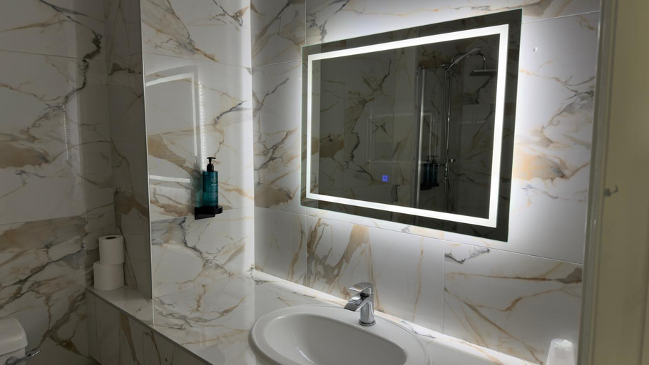 Bathroom 2, Dolphin Hotel Cambridge, Cambridgeshire