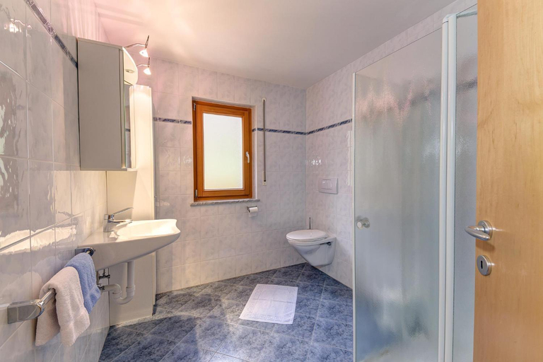 Bathroom 2, Apparthotel Marteshof, Bolzano