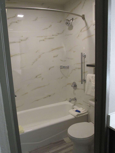 Bathroom 3, Marina Bay Inn & Suites, Contra Costa