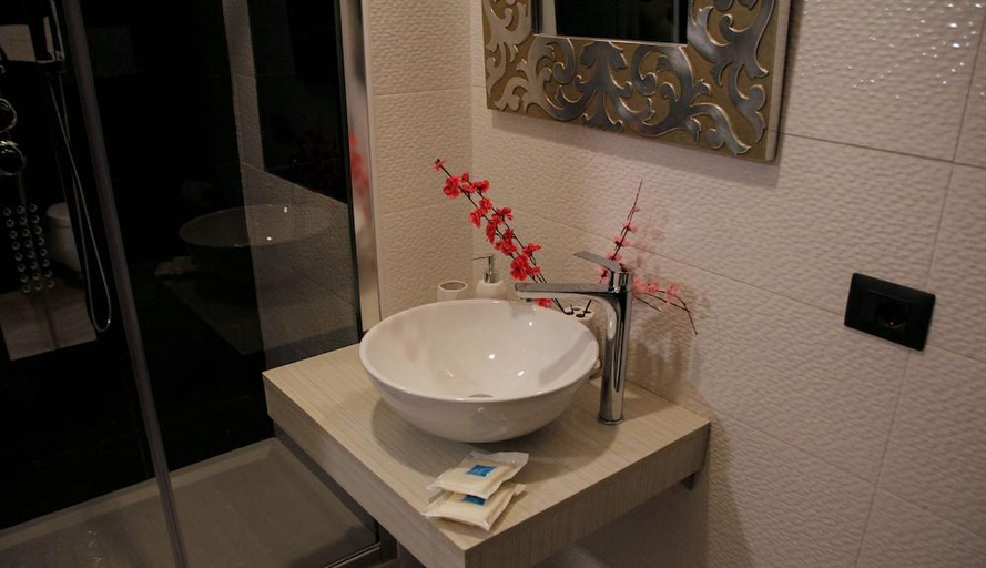 Bathroom 4, Amaltea, Salerno