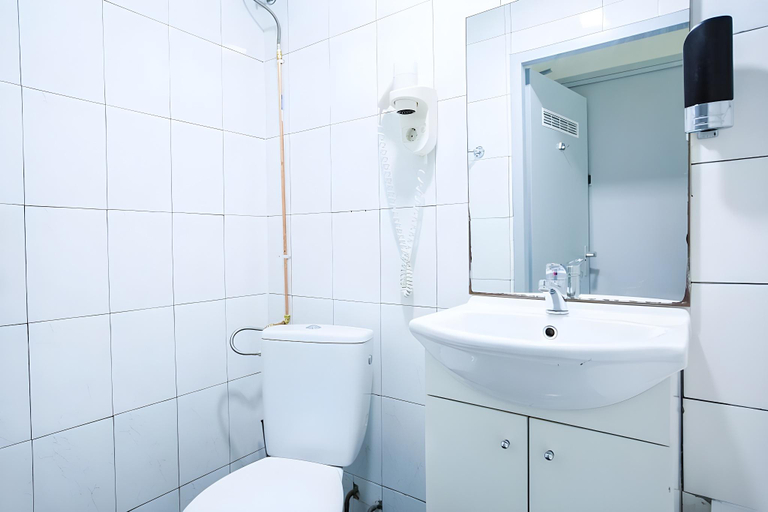 Bathroom 3, Budget Trianon Hotel, Amsterdam