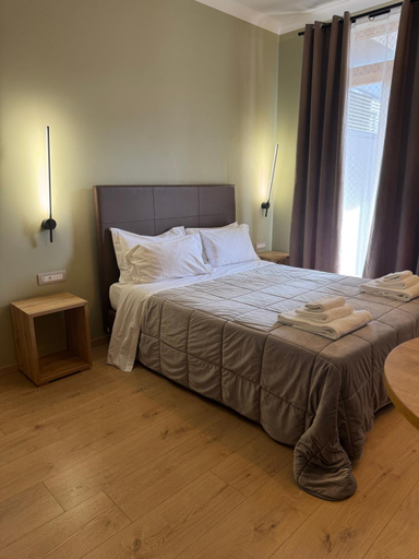 Others 5, Manhattan Room & Suite, Bari